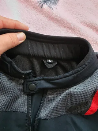 2Chaquetas una L y la otra 4XL de moto negra y gri