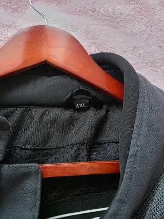 2Chaquetas una L y la otra 4XL de moto negra y gri