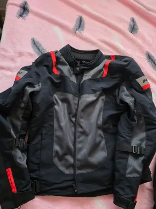 2Chaquetas una L y la otra 4XL de moto negra y gri