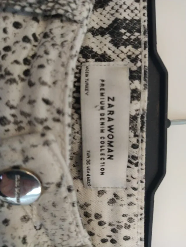 Pantalón pitillo estampado serpiente