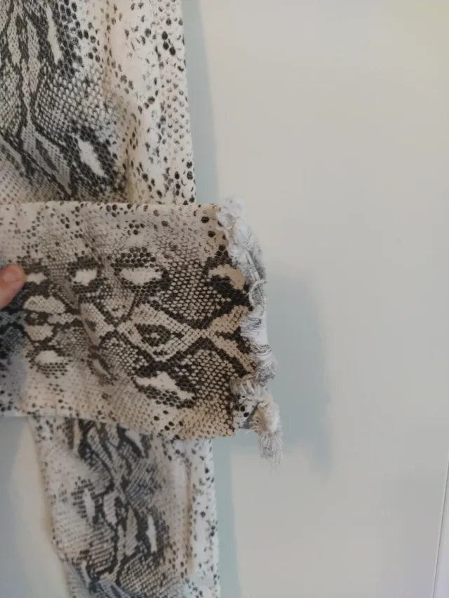 Pantalón pitillo estampado serpiente