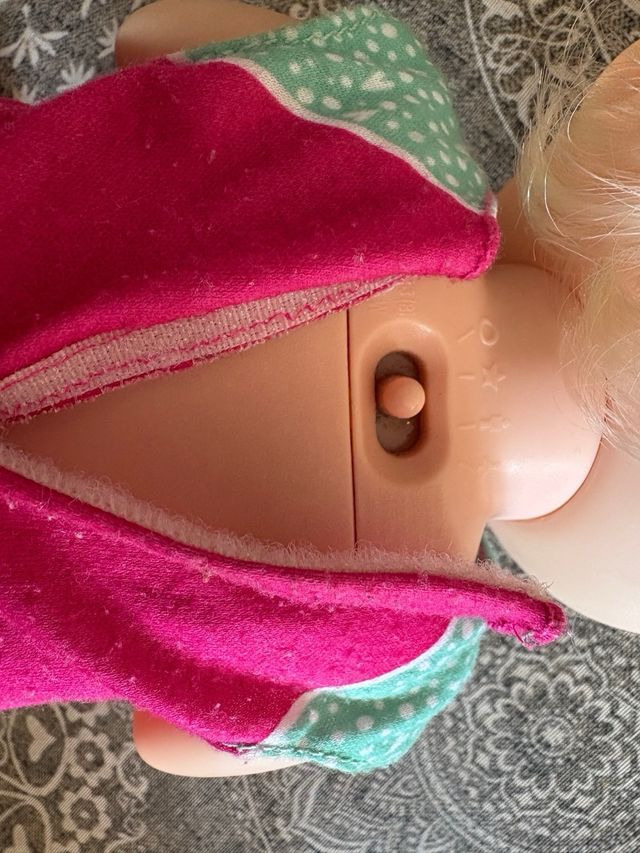 Muñeca bebé rubia con vestido floral