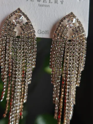 Pendientes largos con piedras dorados