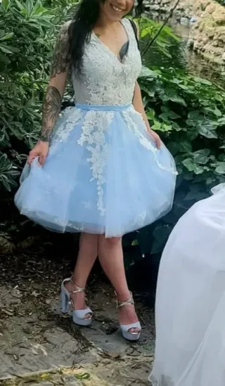 Vestido corto azul y blanco