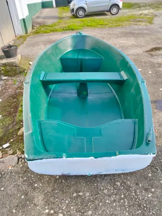 Bote auxiliar verde