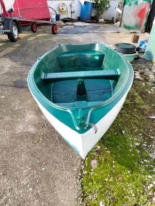 Bote auxiliar verde