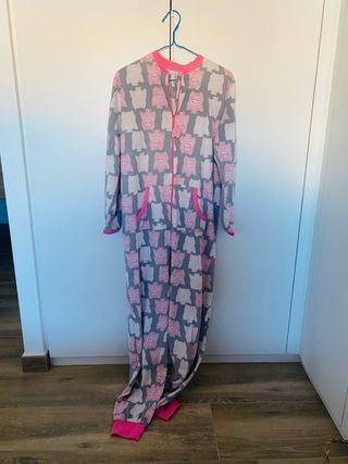 Mono pijama gris y rosa