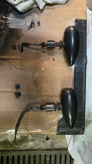 Indicatori di direzione moto neri