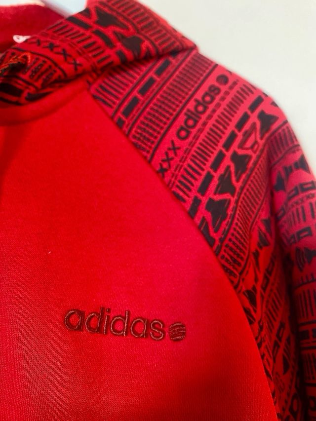 Chaqueta Adidas Roja con Estampado