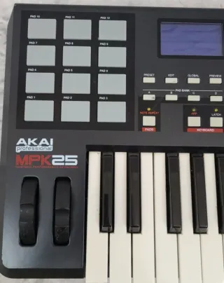 Akai MPK 25 MIDI - USB Controlador