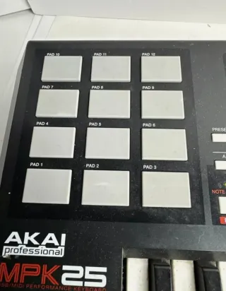 Akai MPK 25 MIDI - USB Controlador