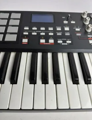 Akai MPK 25 MIDI - USB Controlador
