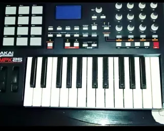 Akai MPK 25 MIDI - USB Controlador