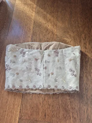 Top de encaje con lentejuelas y chal