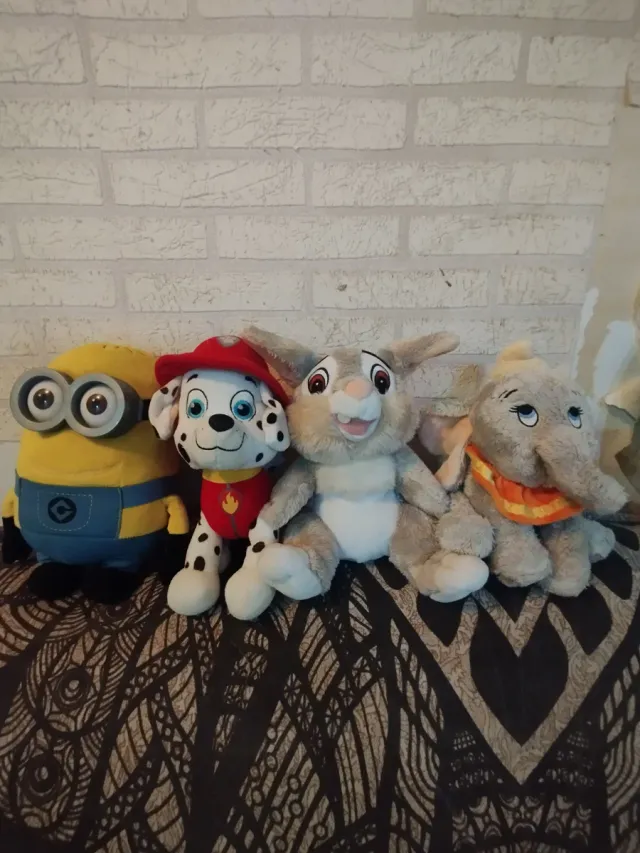 Lote 4 peluches: Minion, Marshall, Conejo, Elefant