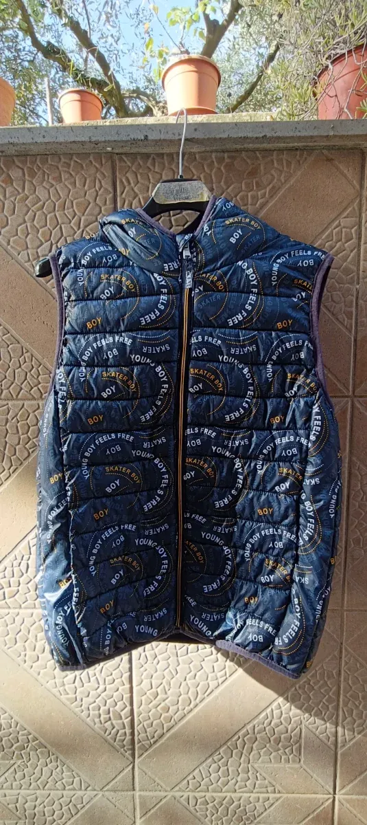 Gilet/smanicato ragazzo con cappuccio fantasia