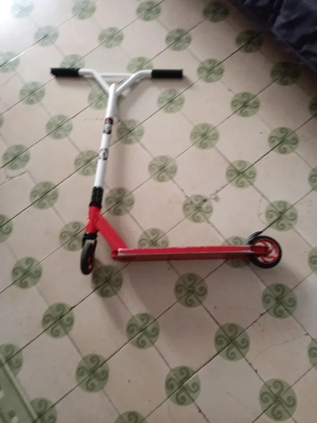 Patinete infantil rojo y blanco