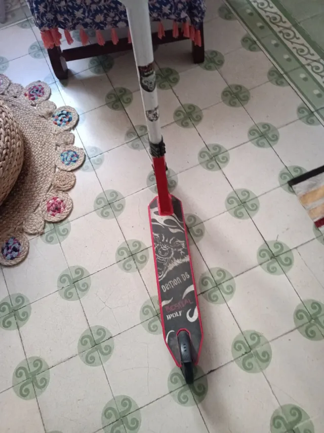 Patinete infantil rojo y blanco