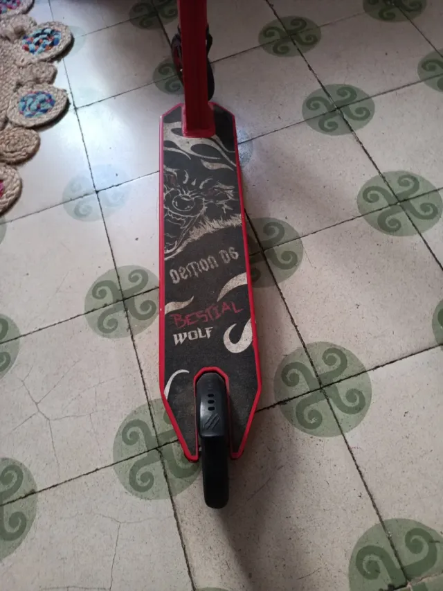 Patinete infantil rojo y blanco