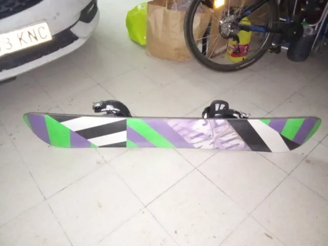 Tabla de Snowboard Solomon con fijaciones Burton.