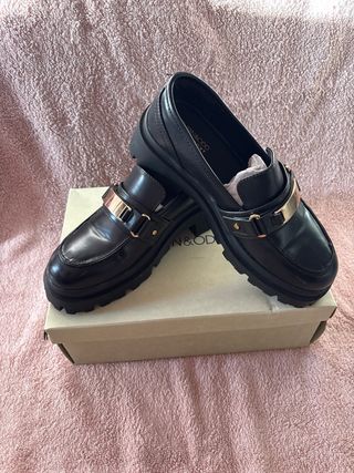 Mocasines Even & Odd negros con detalle dorado