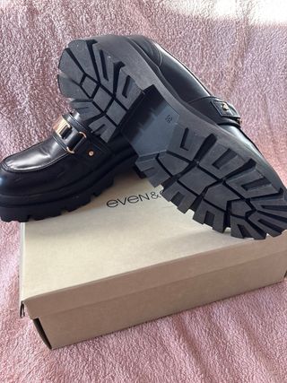 Mocasines Even & Odd negros con detalle dorado