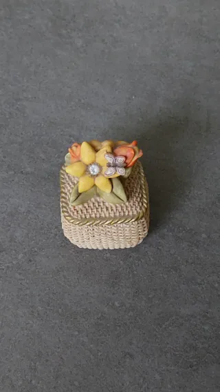 Piccolo portagioie decorato con fiori