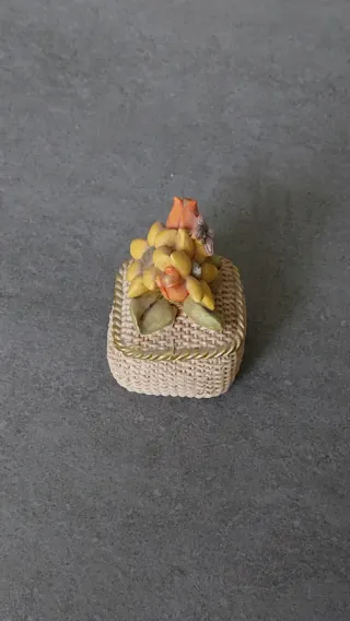 Piccolo portagioie decorato con fiori