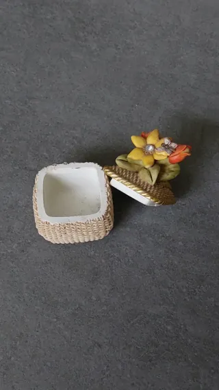 Piccolo portagioie decorato con fiori