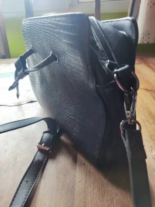 Bolso azul y negro con textura de piel