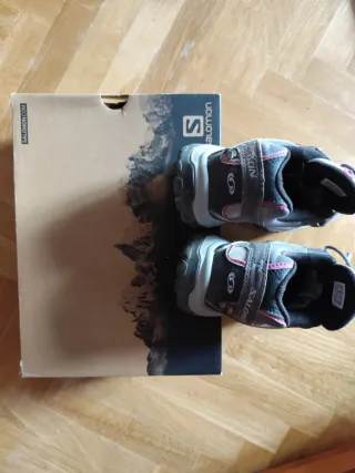 Zapatillas senderismo o treking Salomon tonos gris