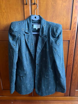 Blazer Scalpers gris detalles metalizados Talla 38