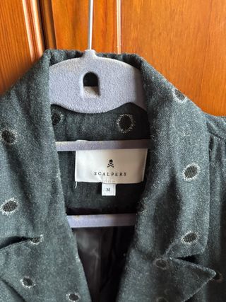 Blazer Scalpers gris detalles metalizados Talla 38