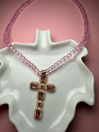 Collar Cruz Perlas Rosas y Doradas