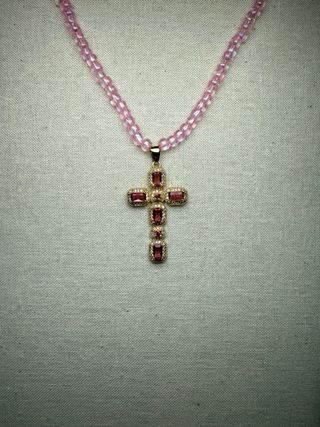 Collar Cruz Perlas Rosas y Doradas