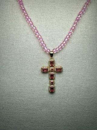 Collar Cruz Perlas Rosas y Doradas