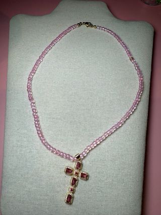 Collar Cruz Perlas Rosas y Doradas