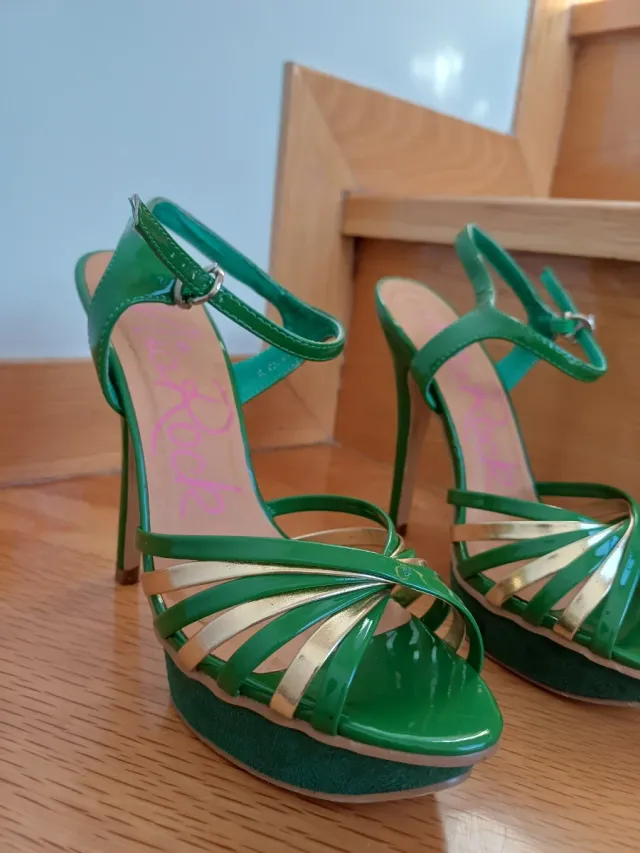 Sandalias de plataforma verdes y doradas