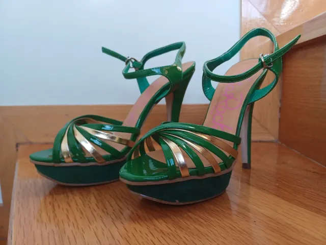 Sandalias de plataforma verdes y doradas