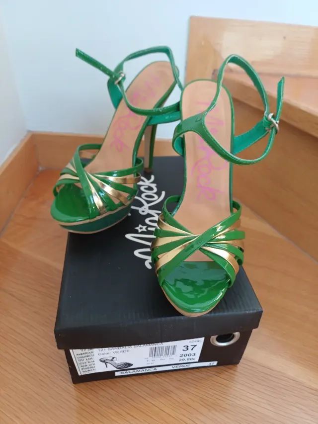 Sandalias de plataforma verdes y doradas