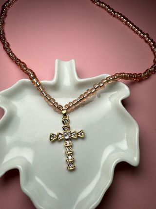 Collar Cruz Dorado con Perlas Rosas