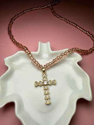 Collar Cruz Dorado con Perlas Rosas