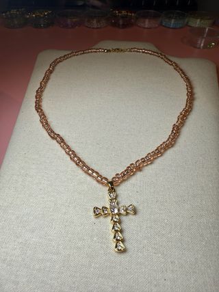 Collar Cruz Dorado con Perlas Rosas
