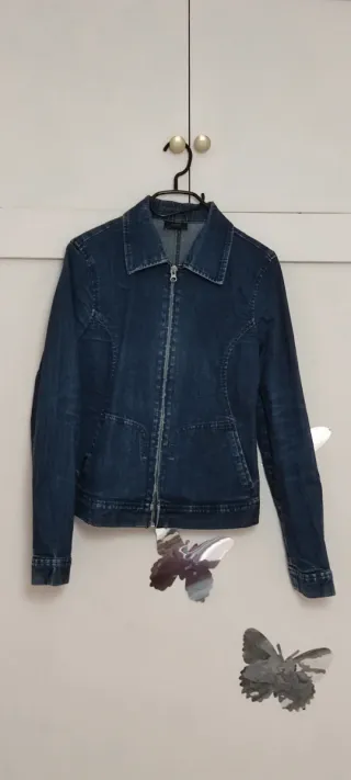 Lote de ropa de mujer variado.