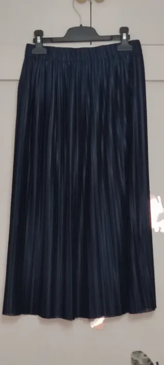 Lote de ropa de mujer variado.