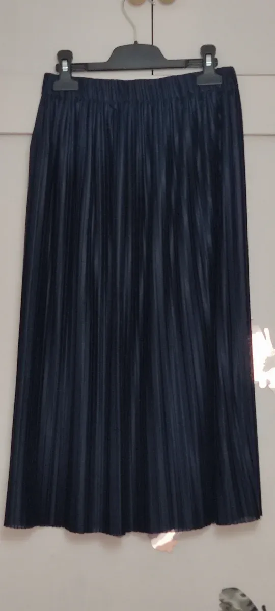 Lote de ropa de mujer variado.