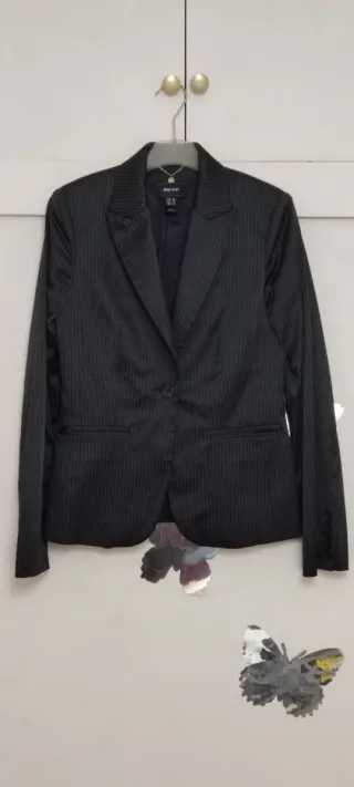 Lote de ropa de mujer variado.