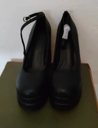 Zapatos de tacón negros con plataforma.