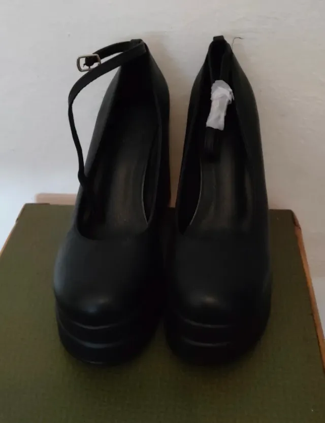 Zapatos de tacón negros con plataforma.