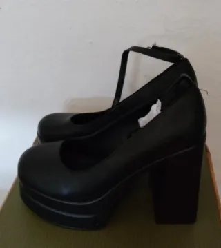 Zapatos de tacón negros con plataforma.